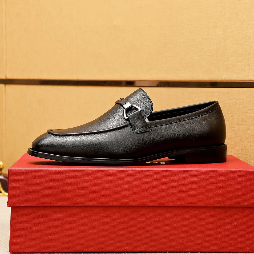 Men's shoes💰460💰 Product trademark: Ferragamo "Ferragamo" casual leather shoes Regular size: 38-44 (45🉑️customized) Product materials: Selected imported first-layer calfskin upper + luxury hardware buckle, imported water-dyed cow leather lining. Strong three-dimensional visual effect, original outsole Color: 3⃣️colors available